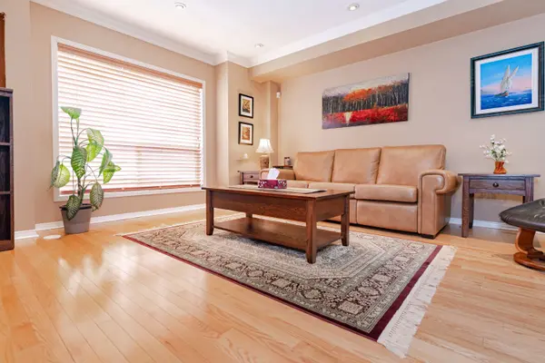 Mississauga, ON L5R 3R9,50 Strathaven DR #38