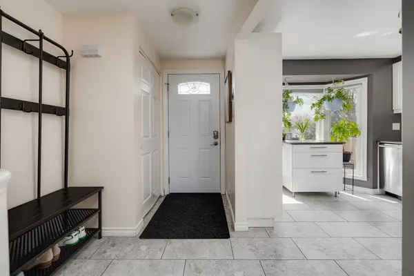 Guelph, ON N1E 6S8,8 Holly CT