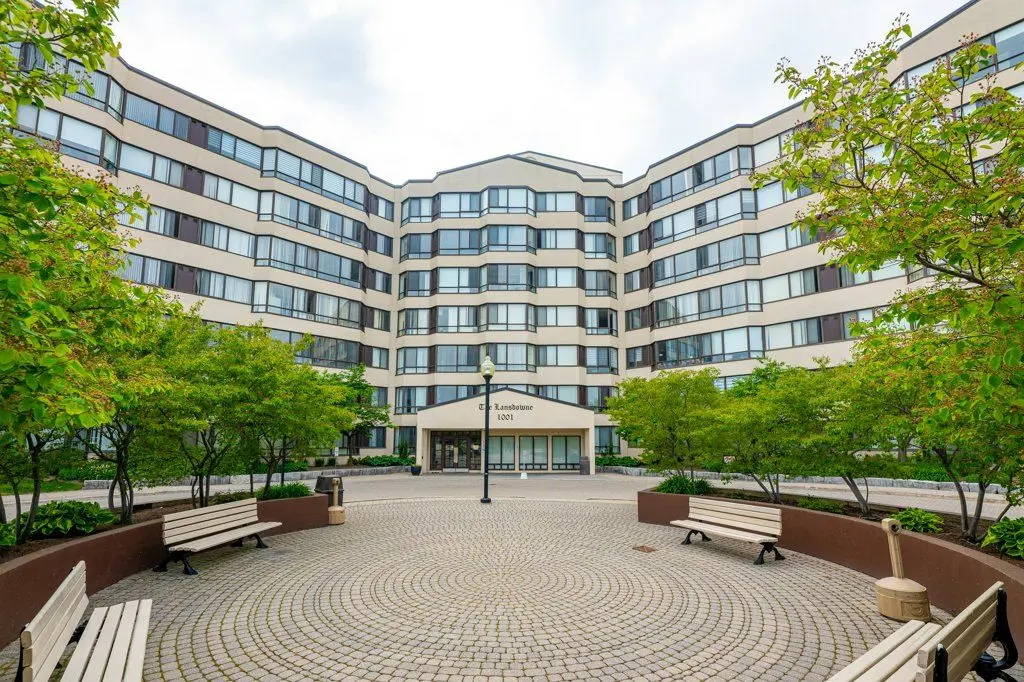 Mississauga, ON L5C 4R2,1001 Cedarglen Gate #511