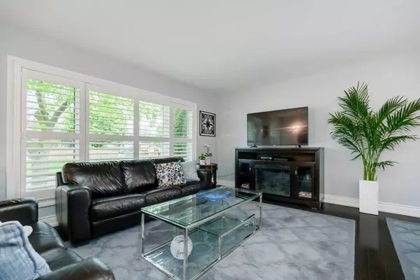 Toronto C13, ON M4A 2K2,98 Wyndcliff CRES