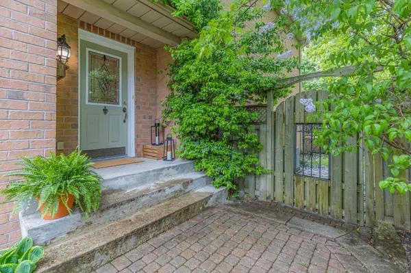 Newmarket, ON L3X 2G6,293 Warner CRES