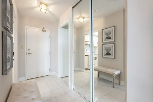 Mississauga, ON L5C 4R2,1001 Cedarglen Gate #511