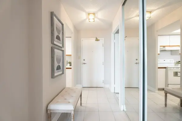 Mississauga, ON L5C 4R2,1001 Cedarglen Gate #511