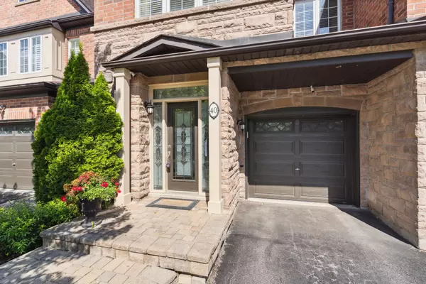 Oakville, ON L6H 7J2,300 Ravineview WAY #40