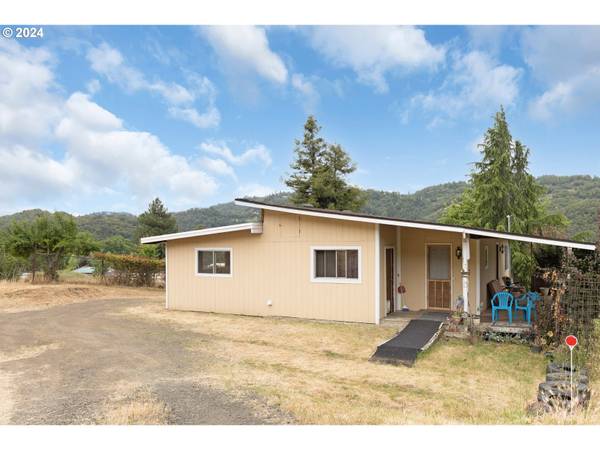 377 CLUB AVE, Roseburg, OR 97470