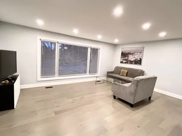 Mississauga, ON L5C 2M9,3335 Enniskillen CIR