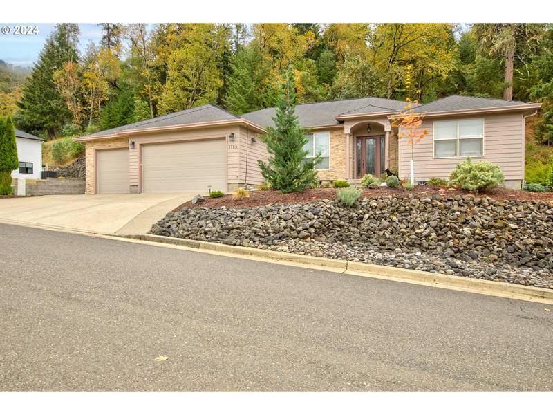 1755 NE REAGAN DR, Roseburg, OR 97470