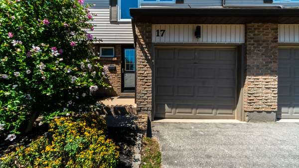 Oakville, ON L6L 1M1,2411 Sovereign ST #17