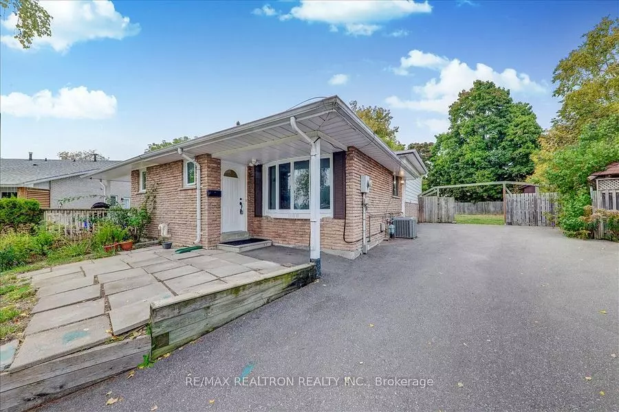 Oshawa, ON L1J 3M5,1108 Valley CT