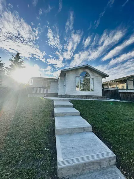 1435 42 ST Northeast, Calgary, AB T2A 3L3