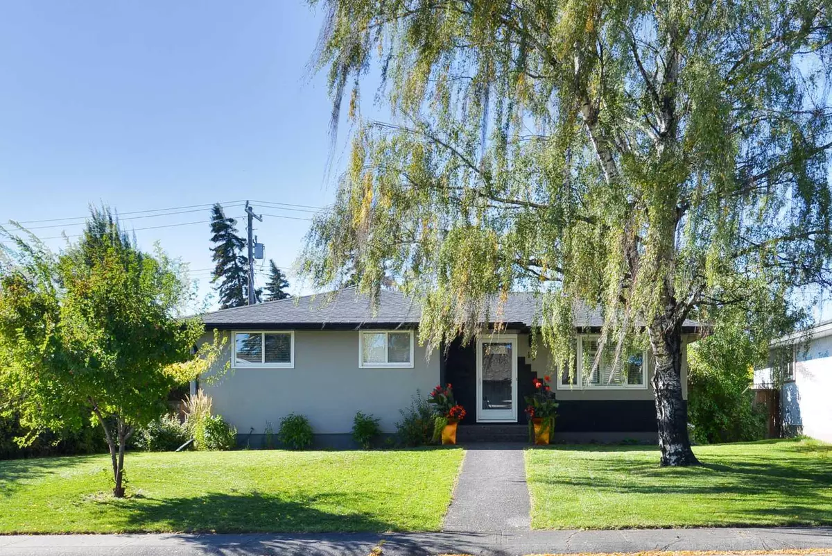 Calgary, AB T3E 4X2,19 Grafton CRES Southwest