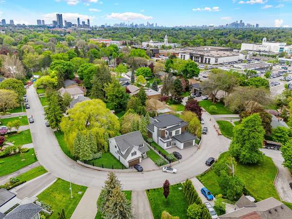 Toronto C13, ON M3B 2Y4,21 Yewfield CRES