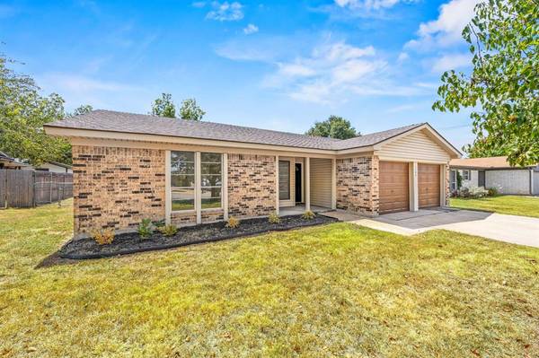 1104 Augusta Road,  Benbrook,  TX 76126