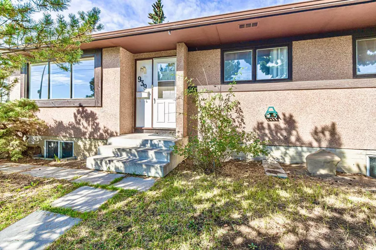 Calgary, AB T1Y3Y3,939 Pinecliff DR NE