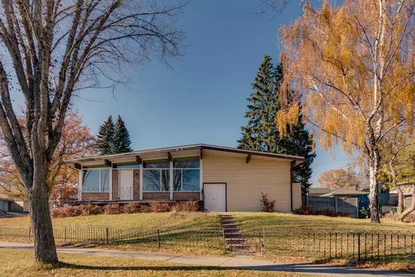 3903 Charleswood DR Northwest, Calgary, AB T2L 2C8