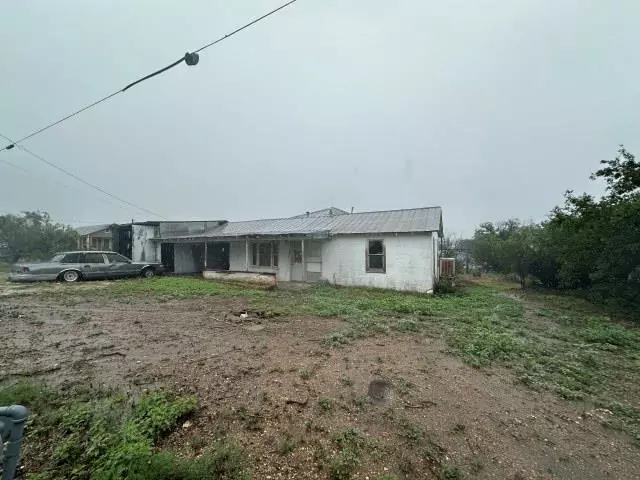 105 Ave J, Ozona, TX 76943