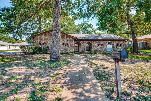 3700 Boxwood Court,  Arlington,  TX 76017