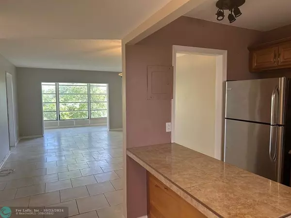 Sunrise, FL 33322,8500 Sunrise Lakes Blvd  #303