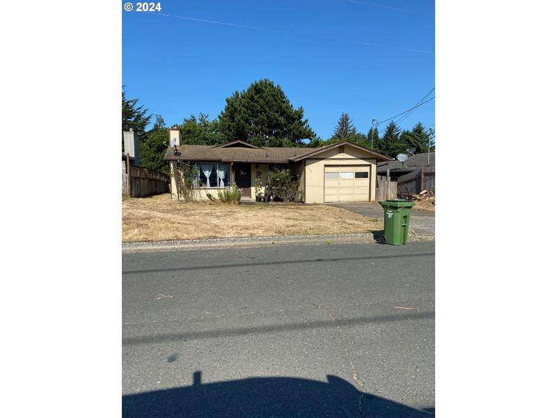 934 AUGUSTINE AVE, Coos Bay, OR 97420