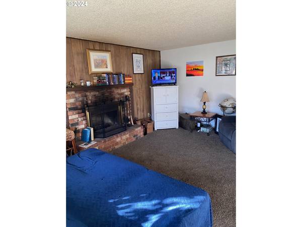 Coos Bay, OR 97420,934 AUGUSTINE AVE