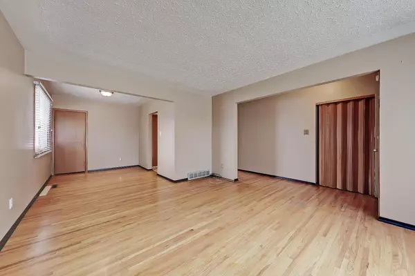 Calgary, AB T3E 0K2,2631 25 AVE SW