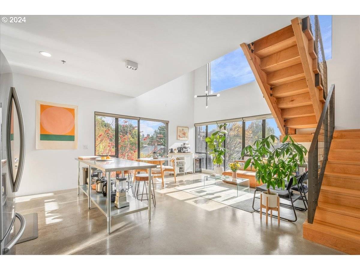 Portland, OR 97215,2373 SE 44TH AVE #305