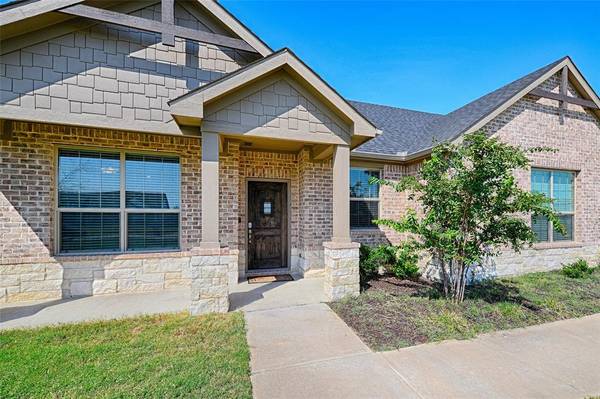 2520 Southern Oaks Trail, Oak Ridge, TX 75161