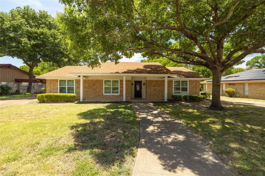 1217 Greenbriar Drive, Desoto, TX 75115