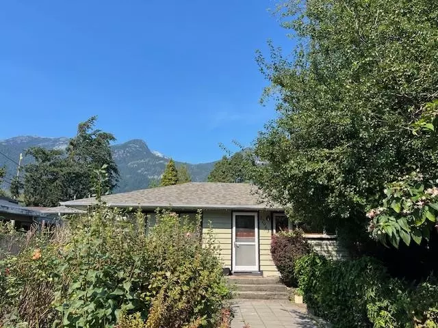 37963 FOURTH AVENUE, Squamish, BC V8B 0P7