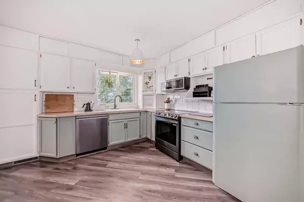 Calgary, AB T2J 4E3,223 Queensland CIR SE