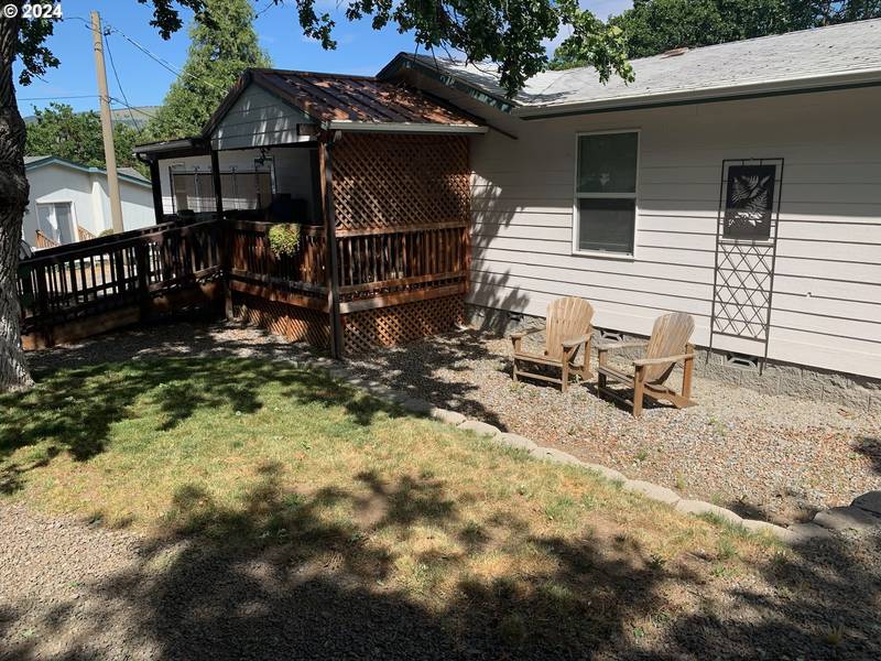 240 MOBILE DR, Ashland, OR 97520