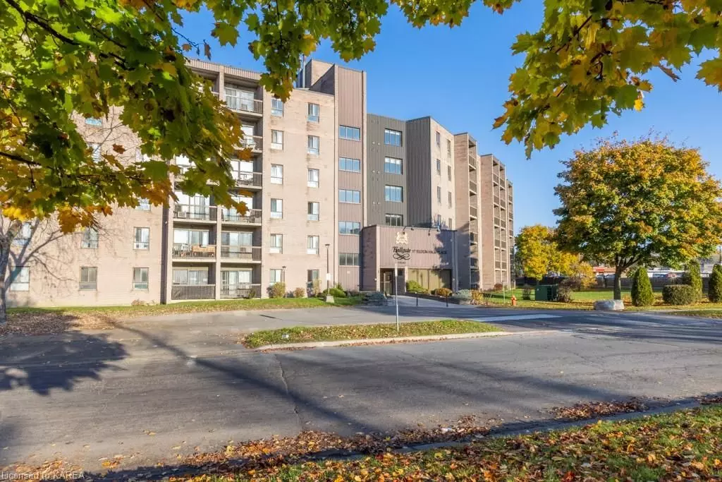 Kingston, ON K7M 7H5,17 ELDON HALL PL #415