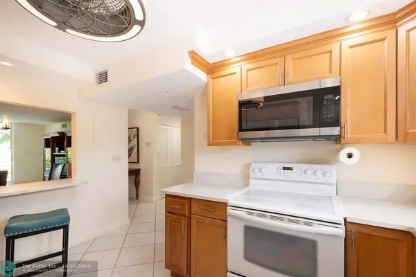 Sunrise, FL 33322,9301 Sunrise Lakes Blvd  #207