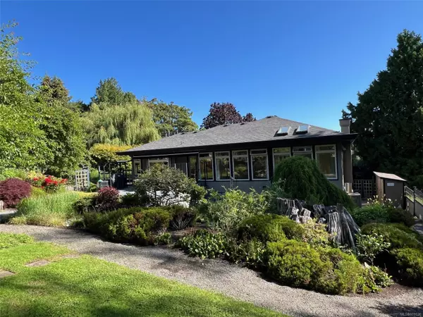 Saanich, BC V8X 5J2,3975 Locarno Lane