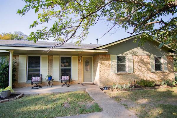 210 Lovers Lane, Malakoff, TX 75148