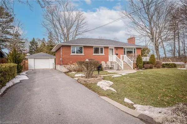 Kingston, ON K7M 3P3,42 POINT CRES