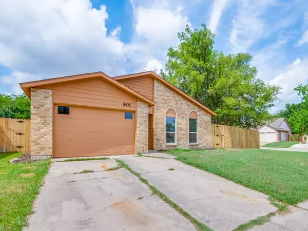 801 Sandalwood Lane, Arlington, TX 76017