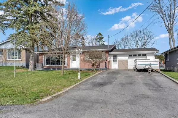 Loyalist, ON K7G 1G3,19 HENRY CRES