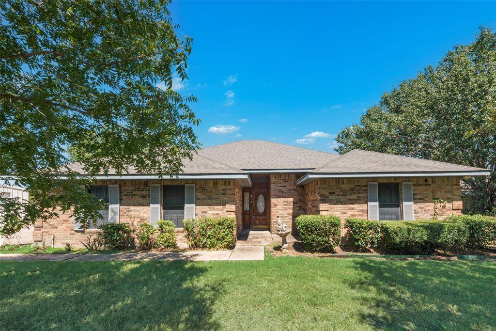 819 Shady Brook Lane,  Red Oak,  TX 75154