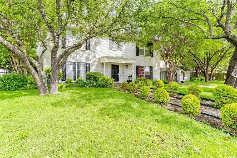 6409 Meadows West Drive, Fort Worth, TX 76132