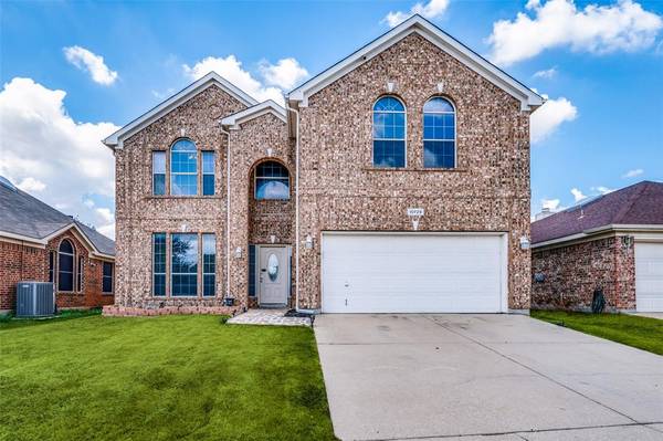 10729 Emerald Park Lane, Fort Worth, TX 76052