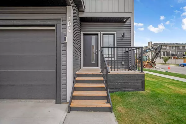 Airdrie, AB T4B 5H7,704 South Point Heath SW