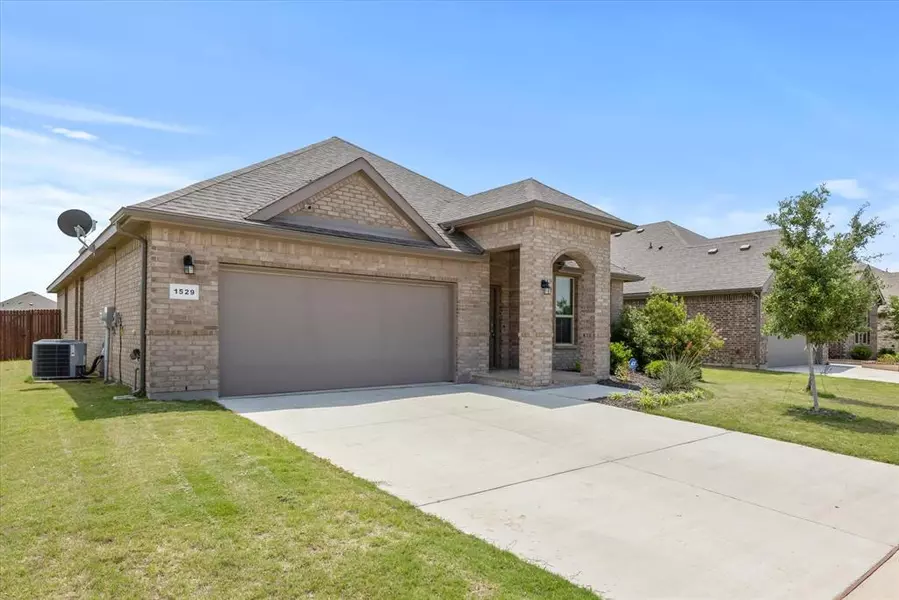 1529 Seabiscuit Drive, Granbury, TX 76049