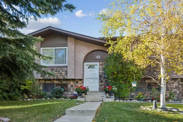 11 Edgeford RD Northwest, Calgary, AB T3A 2S5