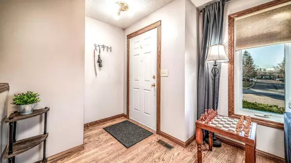 Calgary, AB T2A 6Y8,16 Abbercove DR Southeast