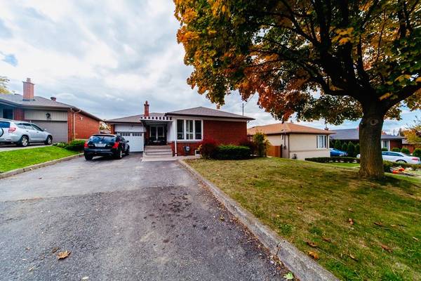 35 Deevale RD, Toronto W05, ON M3M 1Z2