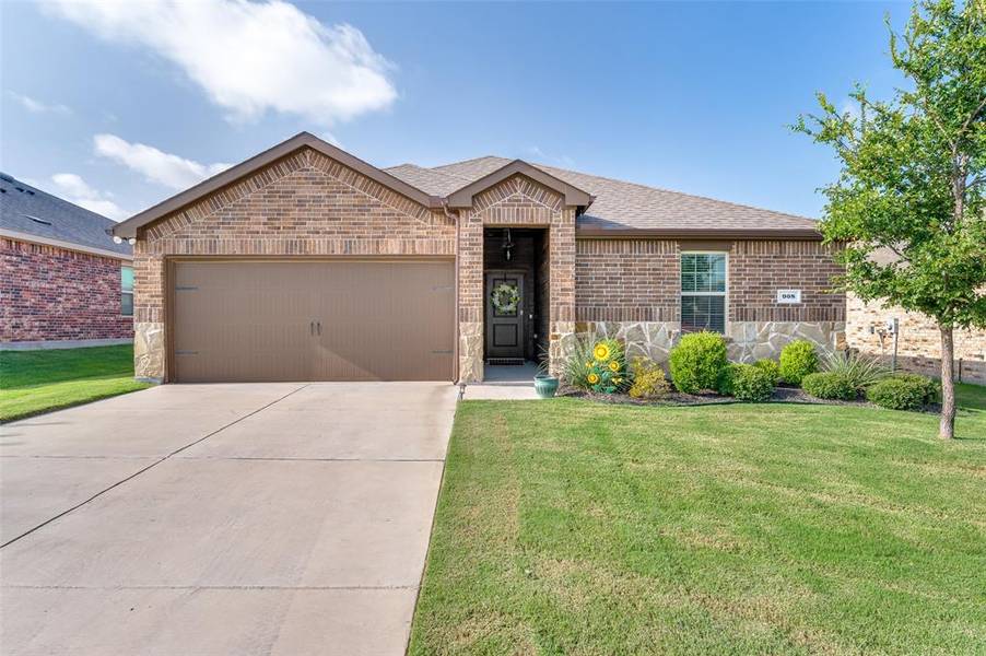 908 English Drive, Aubrey, TX 76227