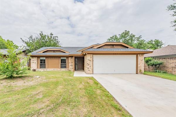 205 Kalmia Drive, Arlington, TX 76018