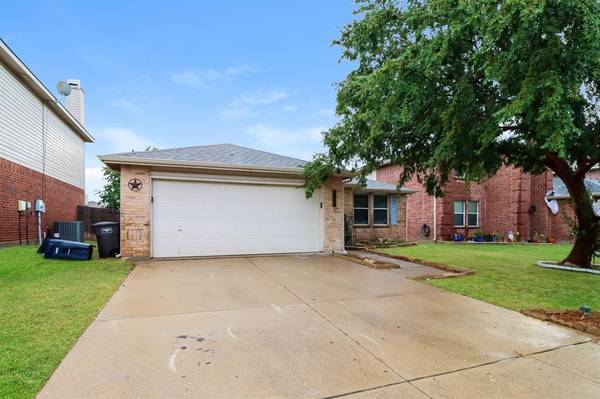 1952 Lariat Drive, Fort Worth, TX 76247