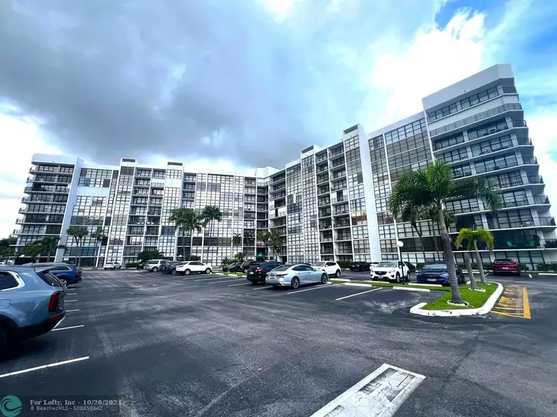 800 Parkview Dr  #528, Hallandale Beach, FL 33009